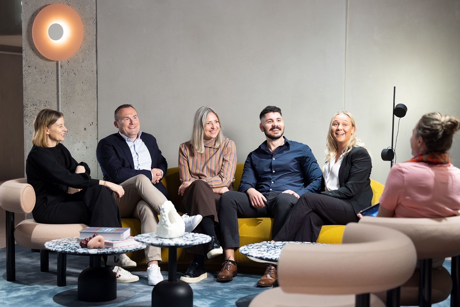 En grupp personer sitter i en loungemiljö och har ett samtal. Med våra ekonomilösningar får rekryterings- och bemanningsföretag full kontroll på uppdrag, lönsamhet och tillväxt.