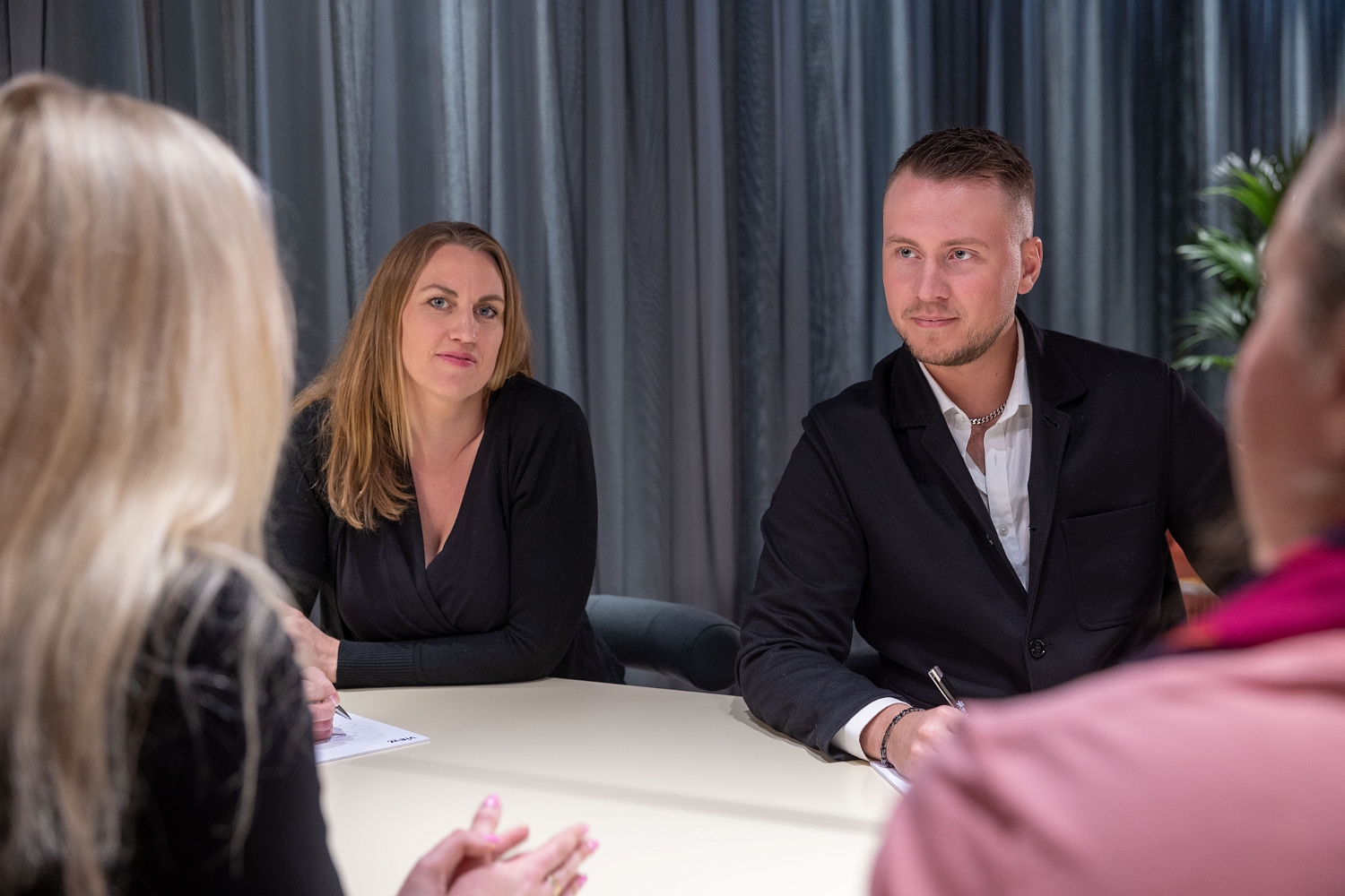 Två experter inom search och rekrytering pratar med kund.