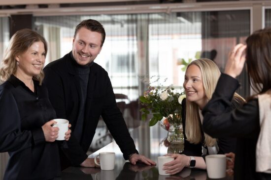 Medarbetare som pratar