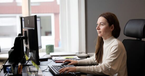 Kvinna jobbar med bokslut exempel