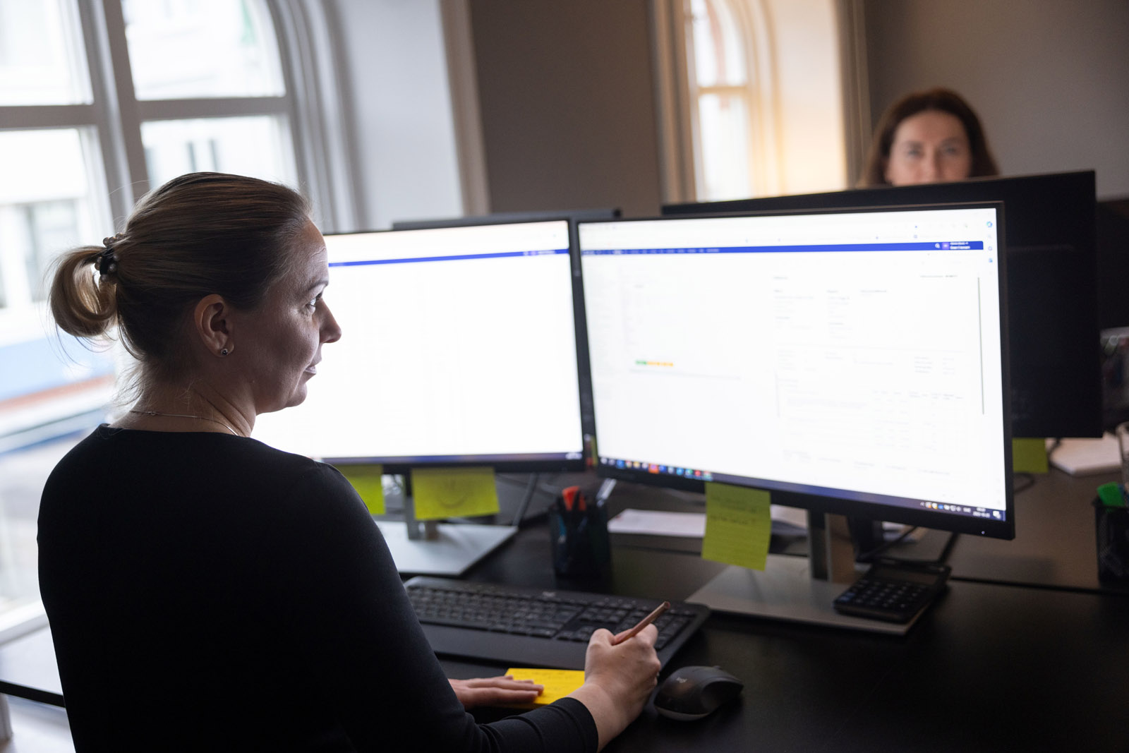 Två konsulter arbetar med en ny koncern som vuxit ur sitt affärssystem och numera arbetar i Xledger.